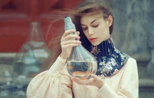 Vrouw die denkt aan de wetten van emoties