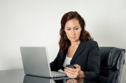 Vrouw die naar haar gsm kijkt