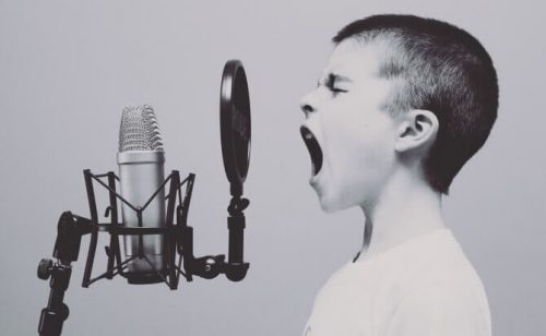 Jongetje die in microfoon schreeuwt