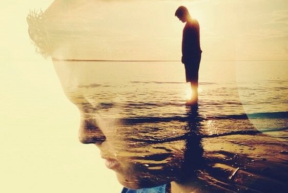 Man op strand na een eed van stilte afgelegd te hebben