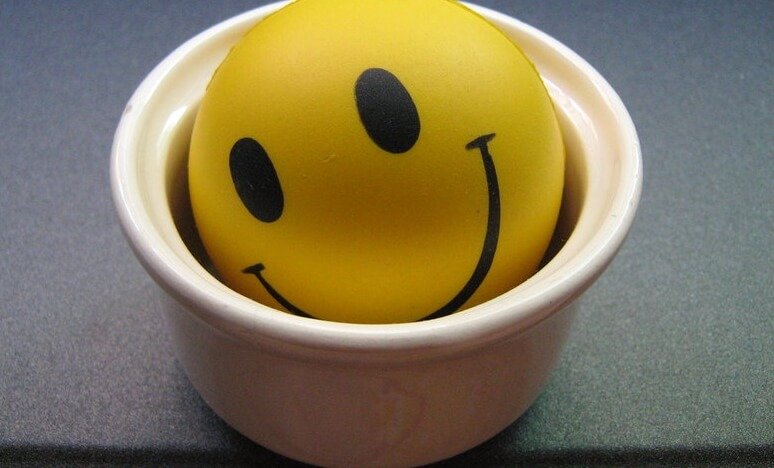 Een lachende emoji in een potje