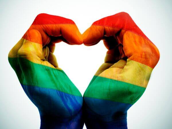 Gaypride vlag op handen in een hartvorm