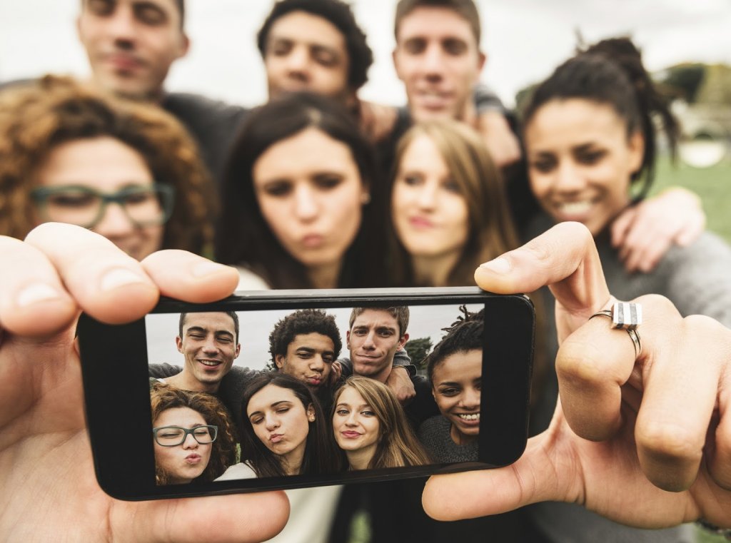 Een groep vrienden maakt een selfie
