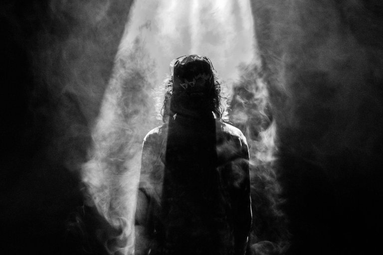 Iemand in de duisternis