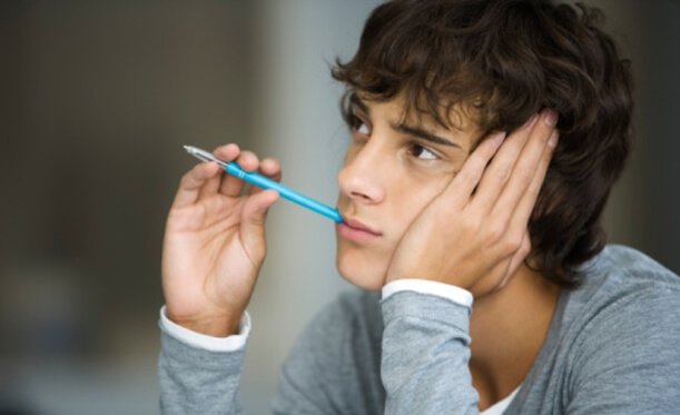 Jongen staart voor zich uit