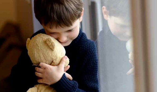 Jongetje knuffelt zijn teddybeer