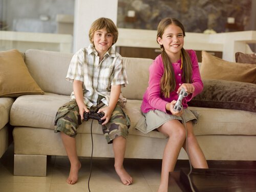 Twee kinderen spelen videospelletjes