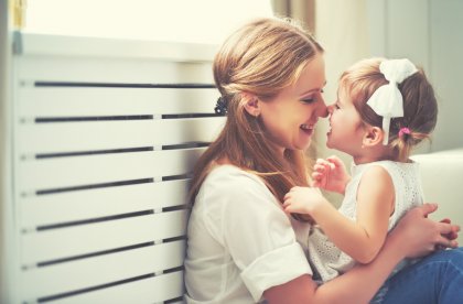 Knuffelen met dochter