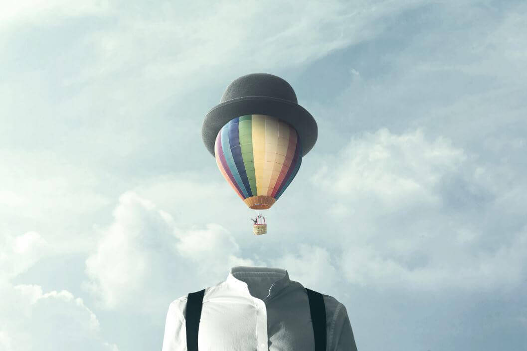 Man met een luchtballon als hoofd
