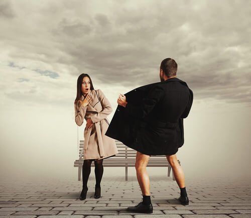 Man onbloot zich aan geschrokken vrouw