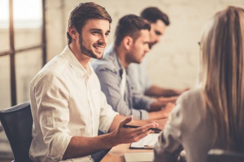 Lachende man tijdens vergadering