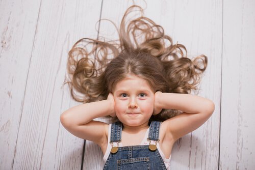 Meisje dat haar handen voor haar oren houdt