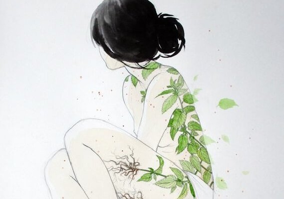 Meisje met boombladeren op haar huid.