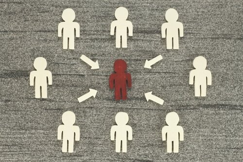 Papieren poppetjes in een kring