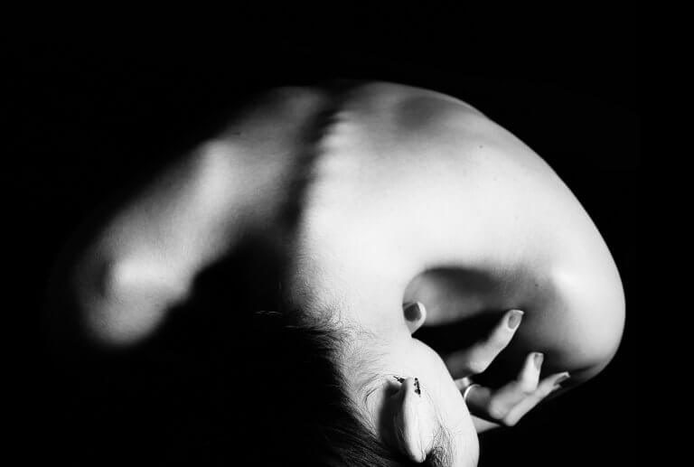 De gebogen rug van een vrouw