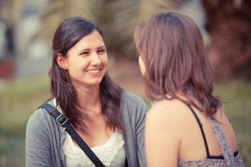 Twee vrouwen voeren een vriendelijk gesprek