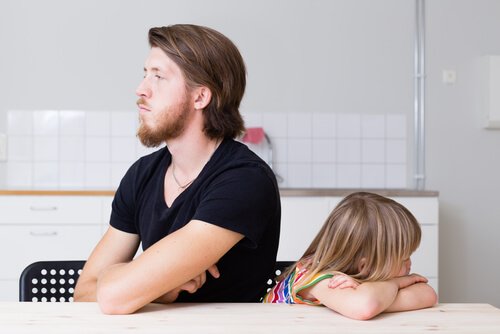 Vader die boos is op zijn dochter