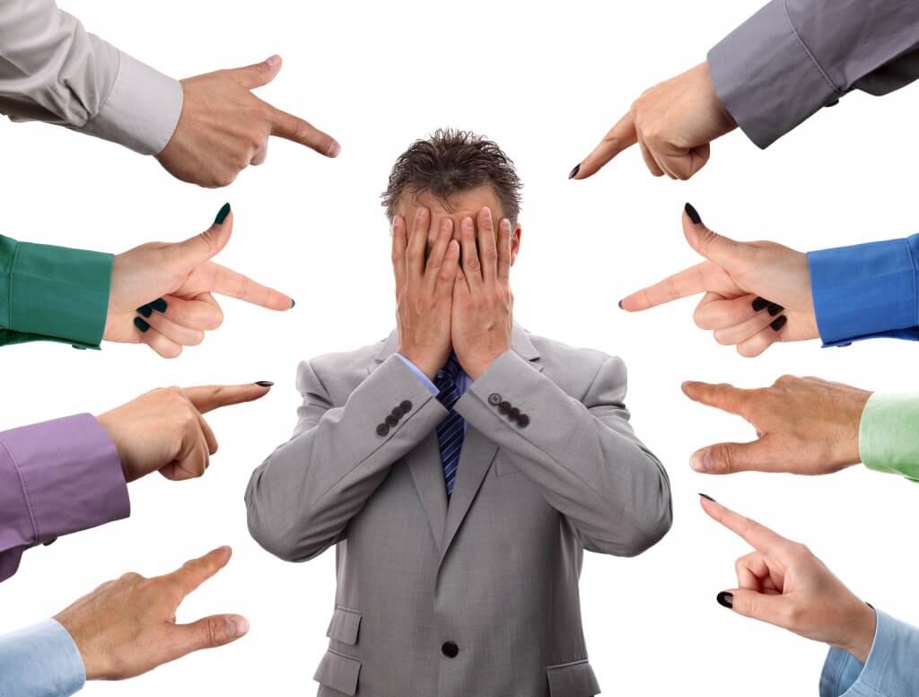 Vingers wijzen naar man