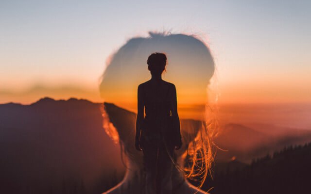 Vrouw kijkt naar zonsondergang