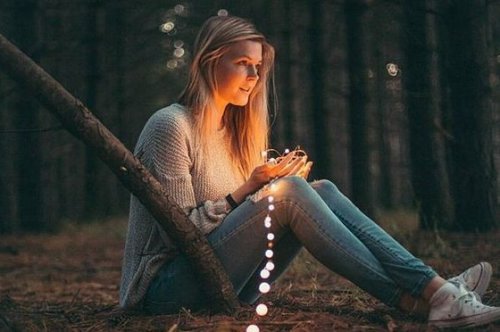 Vrouw met lichtjes in handen