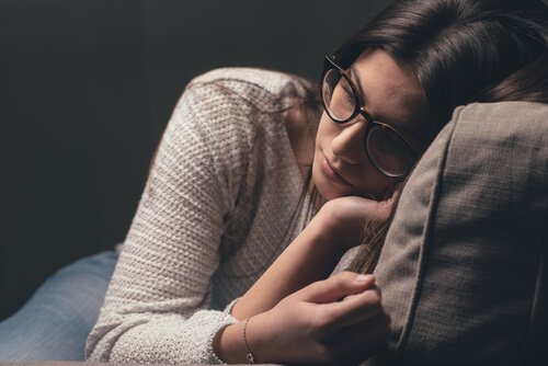 Vrouw rust op kussen