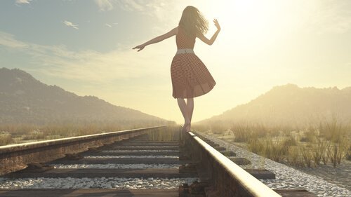 Vrouw die over een treinspoor loopt