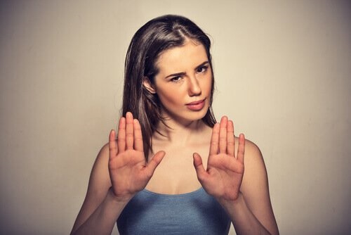 Vrouw met handpalmen naar voren