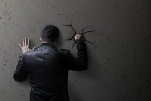 Hoe helpt sociale moraliteit om geweld te normaliseren?