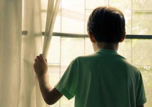 Kind kijkt uit het raam
