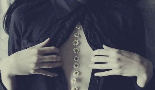 Madeliefjes op de borst van een vrouw