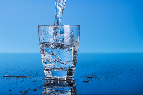 Een glas water drinken