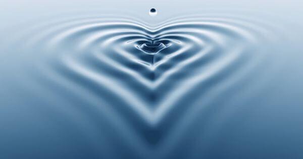 Waterdruppels vormen hart op wateroppervlak