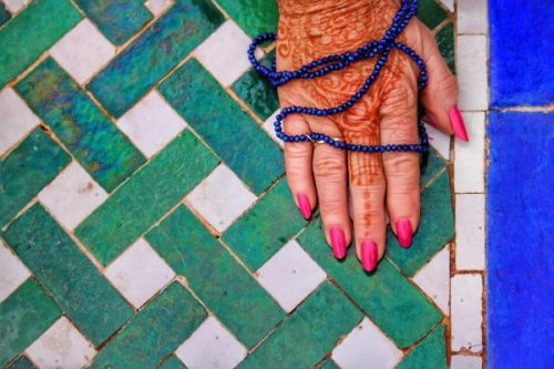 Hand die versierd is met henna