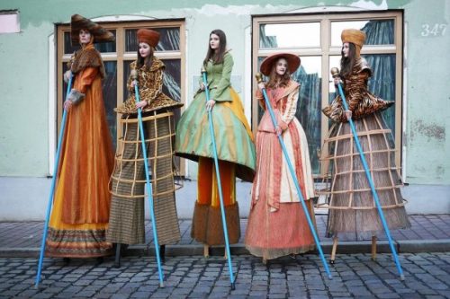 Vrouwen op stelten