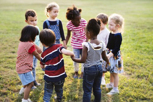 Kinderen staan in kring