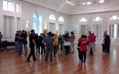 Mensen die elkaar knuffelen