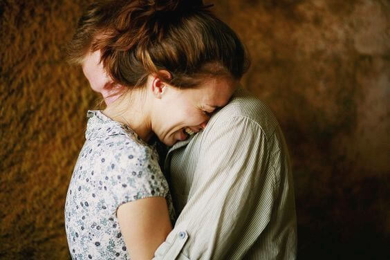 Knuffelend gelukkig stel