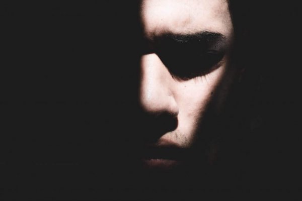 Een gezicht in de duisternis