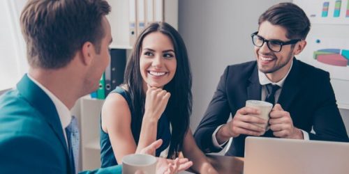Mannen met vrouwelijke collega