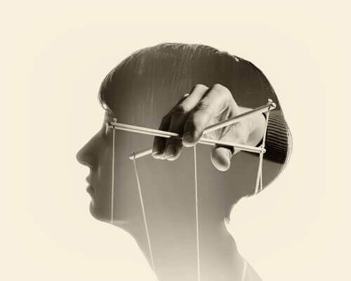 Man wordt bespeeld door poppenspeler