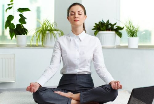Vrouw zit te mediteren