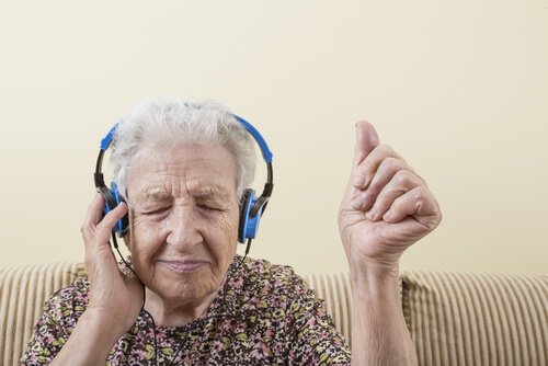 Oma luistert naar muziek