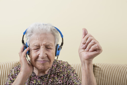 Oudere vrouw luistert naar muziek
