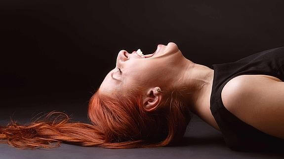 Vrouw die lijdt aan pathologisch lachen