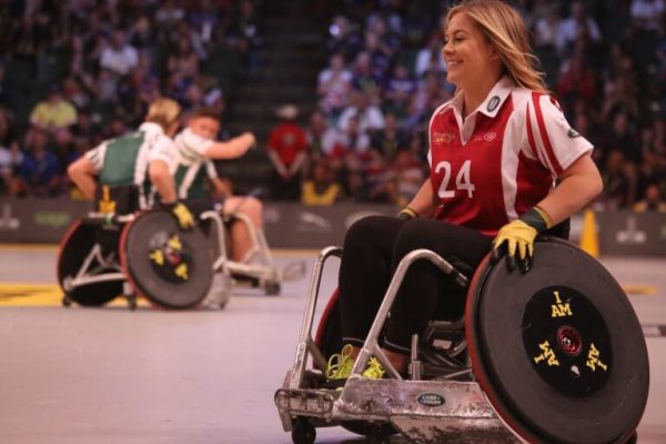 Meisje sport in een rolstoel