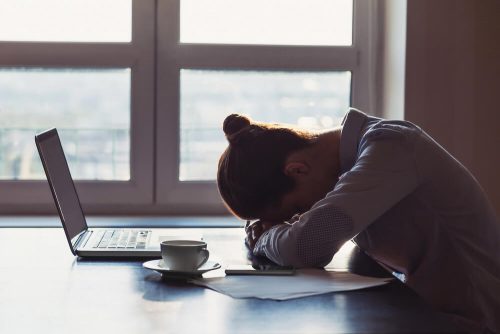 Verdrietige vrouw met laptop