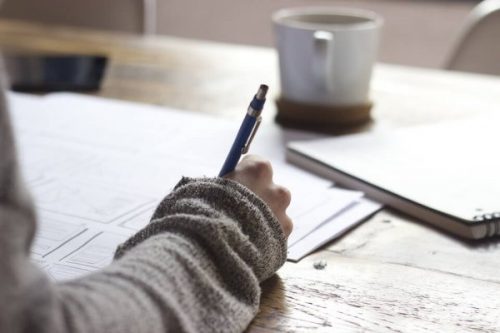 Meisje schrijft essay