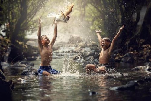 Kinderen spelen in rivier