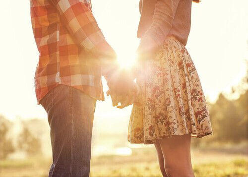 Stel staat hand in hand