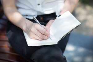 Vrouw houdt dagboek bij